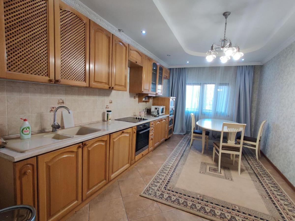 Комната В 4Х Комнатной Квартире Almaty Esterno foto
