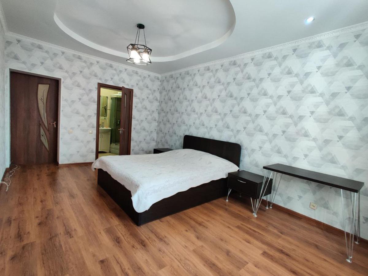 Комната В 4Х Комнатной Квартире Almaty Esterno foto